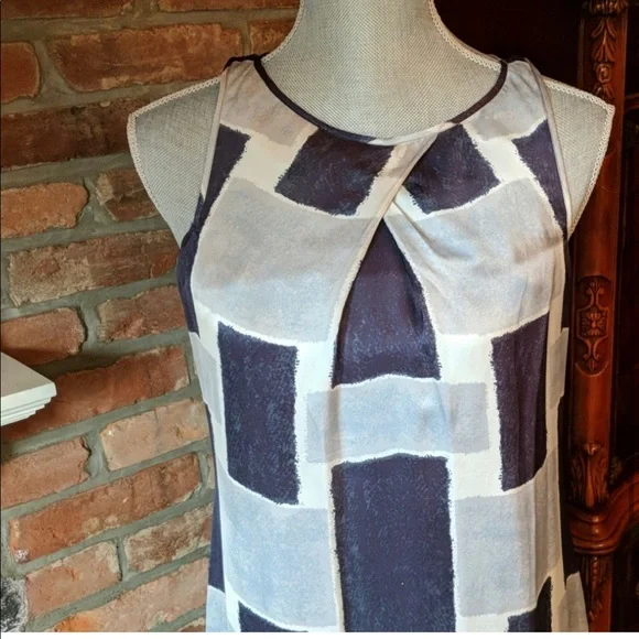 Silk dress , excellent condition is like size 2 - Picture 4 of 4